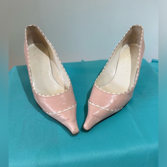 * WOW!! Chanel Light Pink Pumps with White Trim. Pointed Toe. Size 7.5-8 (38.5) - Picture 2 of 10